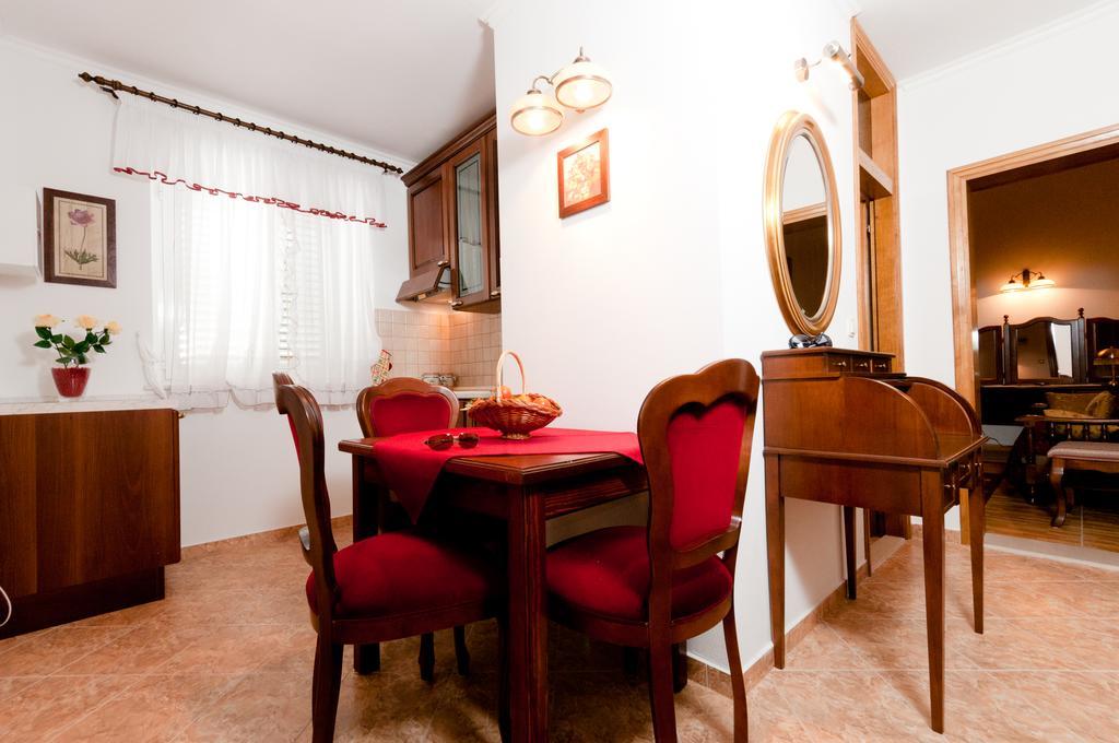 Apartments Barba Petra Dvori Sumartin Esterno foto