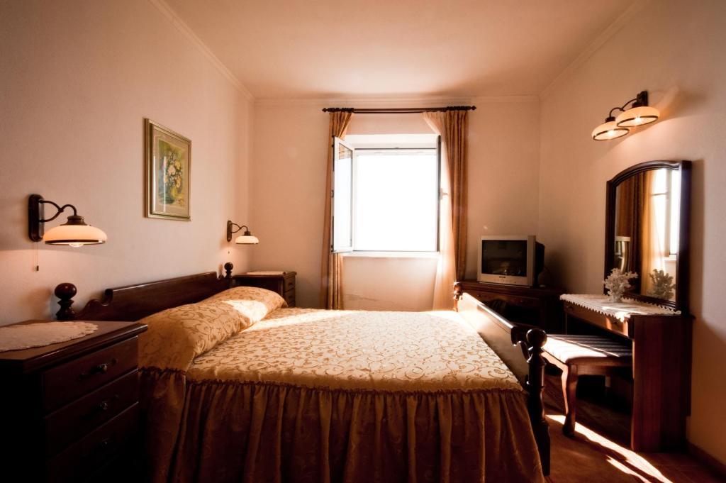 Apartments Barba Petra Dvori Sumartin Camera foto